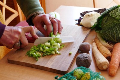 Hier wird Gemüse geschnitten, um daraus eine leckere Brühe zu kochen.