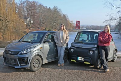 Jolina und Anna (von links) posieren mit ihren Microcars an den Teichen in Werdau. Die beiden Freundinnen haben gemeinsam den Mopedführerschein gemacht.