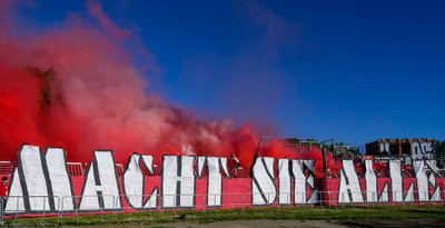 Fans der Würzburger Kickers zünden Pyrotechnik im Fanblock.