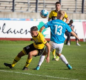 Hitzeschlacht im Vogtlandstadion: Ondrej Nyber (links) im Zweikampf mit dem Chemnitzer Max Roscher.