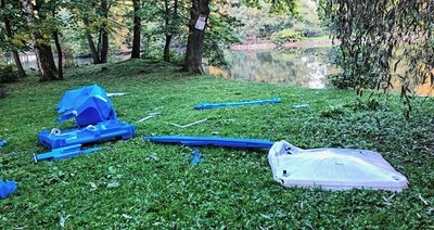 Beunruhigendes Bild im Reichenbacher Stadtpark. Dort war Ende September ein Dixi-Klo von einer Explosion völlig zerstört worden. 