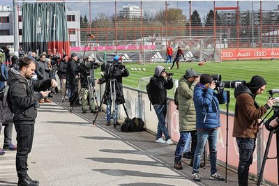 Großer Andrang herrschte bei den Journalisten, als Thomas Tuchel erstmals das Training beim FC Bayern München leitete. 