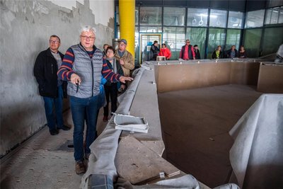 Am Therapiebecken erläuerte Hartmut Uhlmann, was in diesem Bereich erneuert wird.