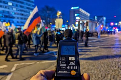 Noch aus einiger Entfernung deuten Messungen darauf hin, dass der Demo-Lastwagen deutlich lauter unterwegs ist als erlaubt.