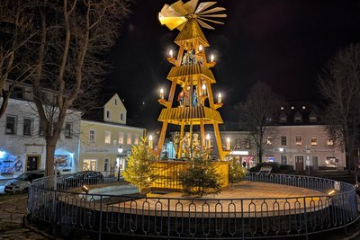 Nur wenige Meter neben der Pyramide warten Marktbuden auf Besucher.