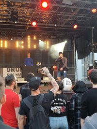 Am Dienstagabend trat unter anderem Rapper Lucky auf beim "House on the Hill"-Festival. 