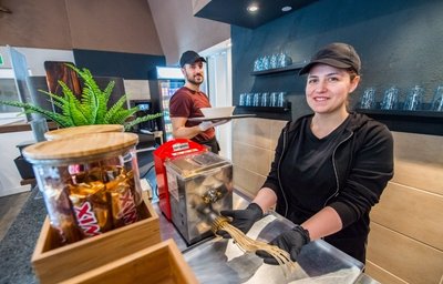 Seit etwa einem Monat bieten Geladin Dervishoski und seine Frau Selimka Dervishoska unter anderem leckere und ganz lange Nudeln im neuen italienischen Restaurant "De'Sapor" in Aue an. 