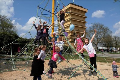 Der neue Kletterturm ist das Herzstück des neu gestalteten Spielplatzes am Wasserturm.