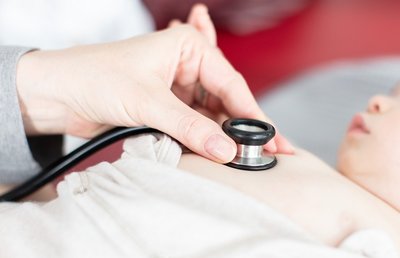 Das Robert-Koch-Institut (RKI) meldet in seinem jüngsten Bericht für das RS-Virus stark steigende Infektionszahlen in Deutschland.