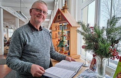 Depotleiter Michael Schuster freute sich über die Einträge vieler Besucher im Gästebuch, die sich für die Weihnachtsschau bedankten.