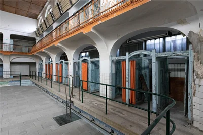 Höhepunkt der Zeitreise: Der Bereich, in dem sich noch heute das 17 mal 9 Meter große Schwimmbecken befindet. Licht fällt durch die riesigen Rundfenster im Obergeschoss.