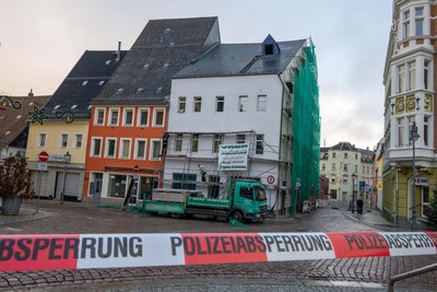 Am Sonntagvormittag ist das vom Unfall betroffene Gerüst am Haus (ehemals Farben-Köhler) abgebaut worden.