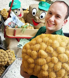 Mitarbeiter Tobias Aust macht schon mal "Appetit". Beim Kartoffeltag werden elf Sorten vorgestellt. 