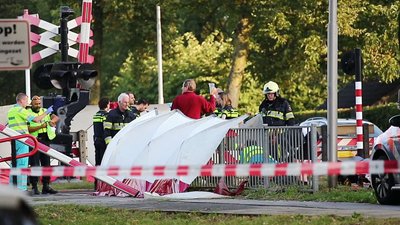 Der Rettungsdienst ist am Unfallort in Oss im Einsatz, nachdem bei dem Zusammenstoß eines Zuges mit einem Transportfahrrad vier Kinder getötet wurden. 