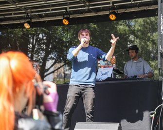 Der Rapper Joca trat mit seiner Band als zweiter Act bei der Premiere des Musikfestivals "Konsumgut: Ost" auf der Schloßteichinsel auf. Danach machte er sich auf den Weg nach Dresden. 