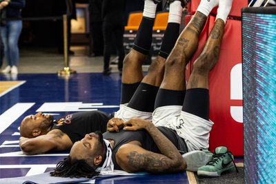 JEFF GARRETT: Er hatte sich das Erholen nach dem Spiel gemeinsam mit DeAndre Lansdowne (hinten) redlich verdient. Der US-Amerikaner stand mehr als 30 Minuten lang auf dem Feld und war laut Statistik der effektivste Spieler der Chemnitzer. Besonders stark und wichtig waren seine 12 Rebounds, acht davon unter dem eigenen Korb. Offensiv hat Garrett sicherlich noch Steigerungspotenzial. Note: 2.