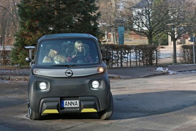 Schulter an Schulter: Das Microauto macht auch im Inneren seinem Namen alle Ehre.
