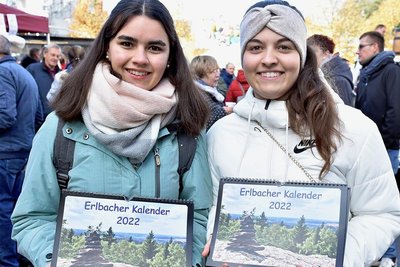 Bereits zum zweiten Mal haben Lina Obenaus (rechts) und Lisa Ilgmann einen Kalender ihres Heimatortes Erlbach erstellt.