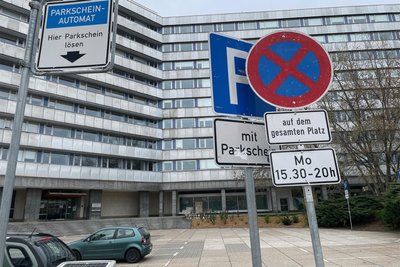 Am Start- und Endpunkt der Demo gilt montagsabends: Parken verboten. Behörden mussten dort schon häufig Autos abschleppen lassen.