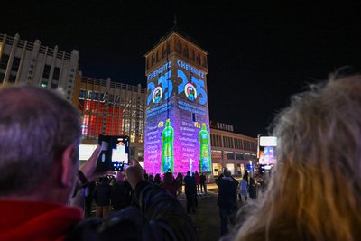 Zum 70-jährigen Besteh der Marke Fit wird im Dezember täglich in den Abendstunden der Rote Turm mit einer Lichtkunstaktion in Szene gesetzt. Die Fit-Flasche ist dem Turm nachempfunden.