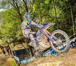 Milan Schmüser aus Tensfeld führt die Juniorenwertung der Hard Enduro Serie an. 