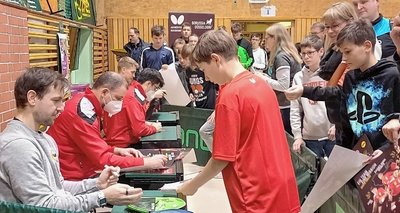Nach dem Match nahmen sich Timo Boll (l.) und seine Düsseldorfer Kollegen viel Zeit für Autogramme. 