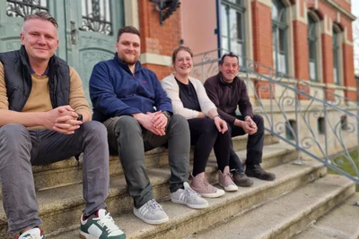 Die Party-Macher aus Altmannsgrün: Christoph Schäfer, Fabian Reuter, Christin Liebehentschel und André Schmutzler. Das Bürgerhaus, früher Schule, wird zum Dancefloor der 80er-Jahre.