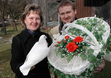 
              <p class="artikelinhalt">Heike und Steffen Büschel mit einer Hochzeitstaube. Handzahme Tiere aus dem familieneigenen Schlag erfreuen im Frühjahr und Sommer vor allem frisch vermählte Paare. </p>
            