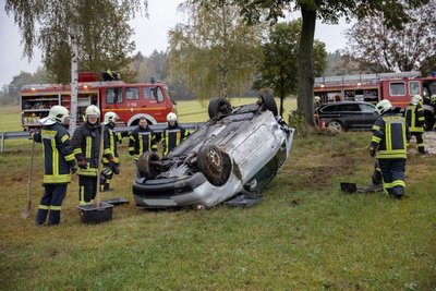 Auf dem Dach gelandet ist bei einem schweren Verkehrsunfall auf der B101 nahe Schlettau am Samstagmittag ein Lupo. 