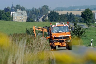 Ein Mähfahrzeug der Straßenmeisterei Mühlau im Einsatz zwischen Taura und Köthensdorf. Zum Einsatz kommen im Landkreis aufgesetzte Schlegelmähwerke und Freischneider. Damit die Leitpfosten nicht beschädigt werden, verfügen Frontmähwerke über einen speziellen Taster, der das Hindernis erkennt und überwindet. 