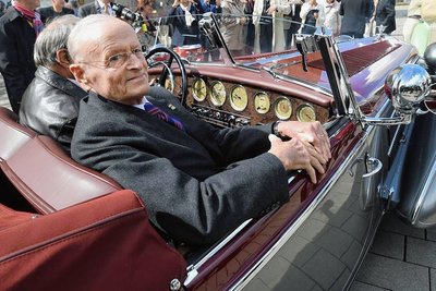 Der Chemnitzer Ehrenbürger Carl H. Hahn in einem Horch der Auto Union aus dem Baujahr 1939. 