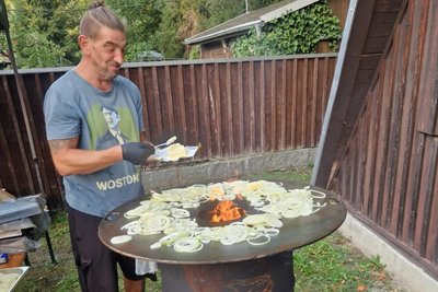 Leckeres vom Grill gab es zur Party 2025 vom „Auerbacher Stadtgenuss“. Auch für 2026 wollen sich die Party-Macher was einfallen lassen.