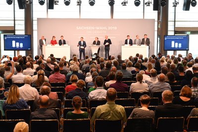 Sechs Kandidaten für die Landtagswahl in Sachsen trafen am Mittwoch in Dresden aufeinander: Rico Gebhardt (Die Linke), Katja Meier (Bündnis 90/Die Grünen), Michael Kretschmer (CDU, Podium links) sowie Martin Dulig (SPD), Jörg Urban (AfD) und Holger Zastrow (FDP, Podium rechts).