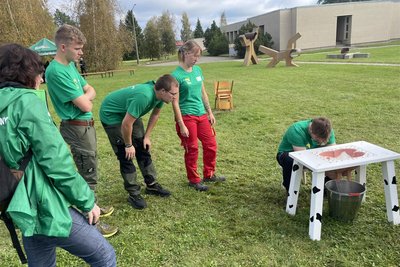 Eine Disziplin bei der Agro-Challenge in Estland war das Melken per Hand.