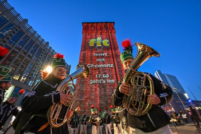 Zum Firmenjubiläum spielten auch Bergmusikcorps. Die Lichtinstallation wird im Dezember täglich in den Abendstunden zu sehen sein.
