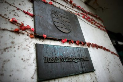 Wer in der JVA Dresden zu Besuch kommt, fährt durch den Hammerweg an langen Mauern vorbei.