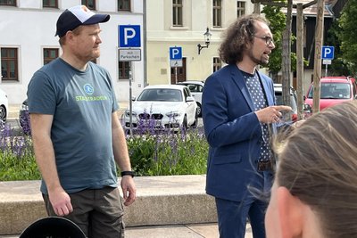 Bürgermeister Martin Seltmann (r., hier mit René Otparlik vom Verein Freiberger Agenda 21) kündigte an, dass die Stadtverwaltung Hinweise zur Verbesserung des Radverkehrs in der Silberstadt aufgreifen werde.
