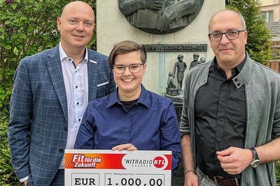 Sparkassen-Sprecher Sven Mücklich, Zehntklässlerin Nele Kriesel und Schulleiter Simon Fickenscher mit dem Scheck. 