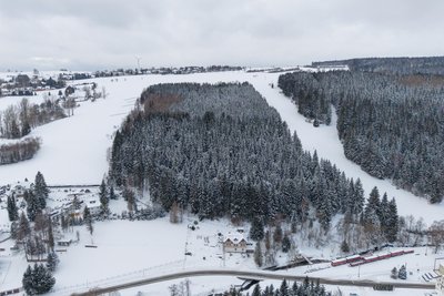 Das Jöhstädter Skigebiet besteht aus zwei Pisten: dem Haupthang rechts im Bild und der Anfängerpiste links. Skibetrieb gab es zuletzt 2019.