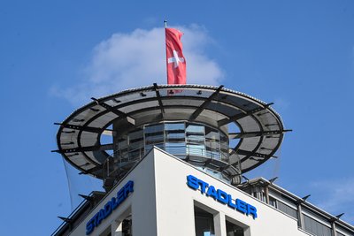 Auf dem ehemaligen Stadtwerkehaus weht jetzt die Fahne der Schweiz.