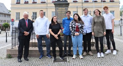 Hainichen Oberbürgermeister Dieter Greysinger (l.) hatte die besten Absolventen der Hainichener Oberschule "Friedrich-Gottlob Keller" zu einem Empfang eingeladen. 