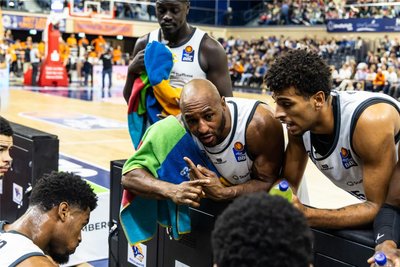 DEANDRE LANSDOWNE: Der 34-Jährige hat derzeit viel damit zu tun, die Mannschaft zu ordnen und zu führen. Darunter leidet sein Offensivspiel mitunter, zudem haben ihn die Gegner als einzigen echten Spielmacher immer auf dem Schirm und in spezieller Deckung. Was Lansdowne in Rostock besonders auszeichnete, war seine Ruhe in brenzligen Situationen, die auf seine Mitspieler ausstrahlte. Note: 2.