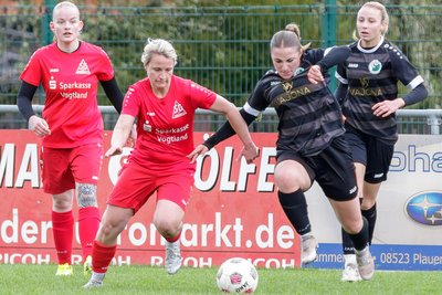 Die Jößnitzerin Christiane Gotte (vorn links) kämpft mit der später verletzt ausgeschiedenen Oelsnitzerin Xenia Lydia Zschäck um den Ball.