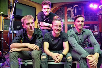 Freddy Schmidt, Lorenz Schierl, Alex Hein und Raphael Roth (von rechts) von der Oelsnitzer Band Not For Sale. Das Foto entstand bei ihrem Auftritt im Irish Corner Pup in Plauen. 