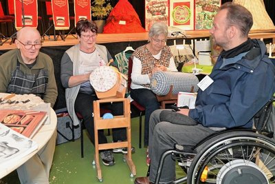 Jurymitglied Thomas Naumann (rechts), hier im Gespräch mit Christoph Kauder, Gisela Groschopf und Karla Klemm (von links), hatte das Dorf aus der Perspektive eine Rollstuhlfahrers erlebt. 