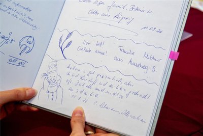 Der Kurfürst August im Gästebuch der Sonderausstellung. So mancher Besucher oder manche Besucherin zeigen künstlerisches Talent.