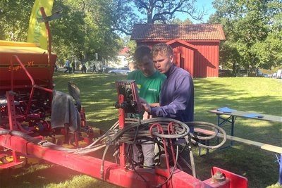 Auch Technikkenntnisse waren bei der Agro-Challenge in Estland gefragt. Hier berechnen zwei Teilnehmer des FSZ-Teams die richtige Saatgutmenge für eine Drillmaschine.