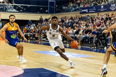 VICTOR BAILEY: Bester Werfer der Niners mit 14 Punkten. Dazu mit seinen Dribblings und seinem mutigen Spiel immer ein Unruheherd, der die Rostocker Defensive stets vor Aufgaben stellte. In der Defensive hat er noch einige Anpassungsprobleme, doch die Entwicklung des Neuzuganges schreitet so schnell voran, dass auch das bald besser werden sollte. Note: 2.