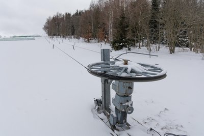 Dieser Lift in Jöhstadt soll am nächsten Sonnabend endlich wieder Skifahrer bergauf bringen.