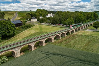 Ein Citylink-Zug ist zwischen Hainichen und Chemnitz unterwegs.